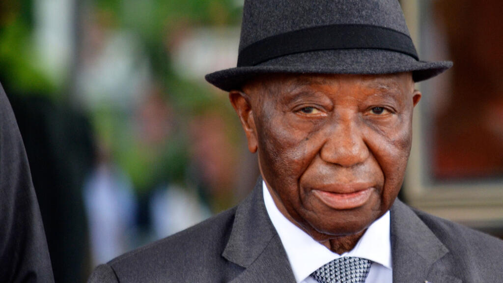 Le président du Liberia, Joseph Boakai, arrive à la réunion de la CEDEAO, à Abuja, au Nigeria, le 7 juillet 2024.