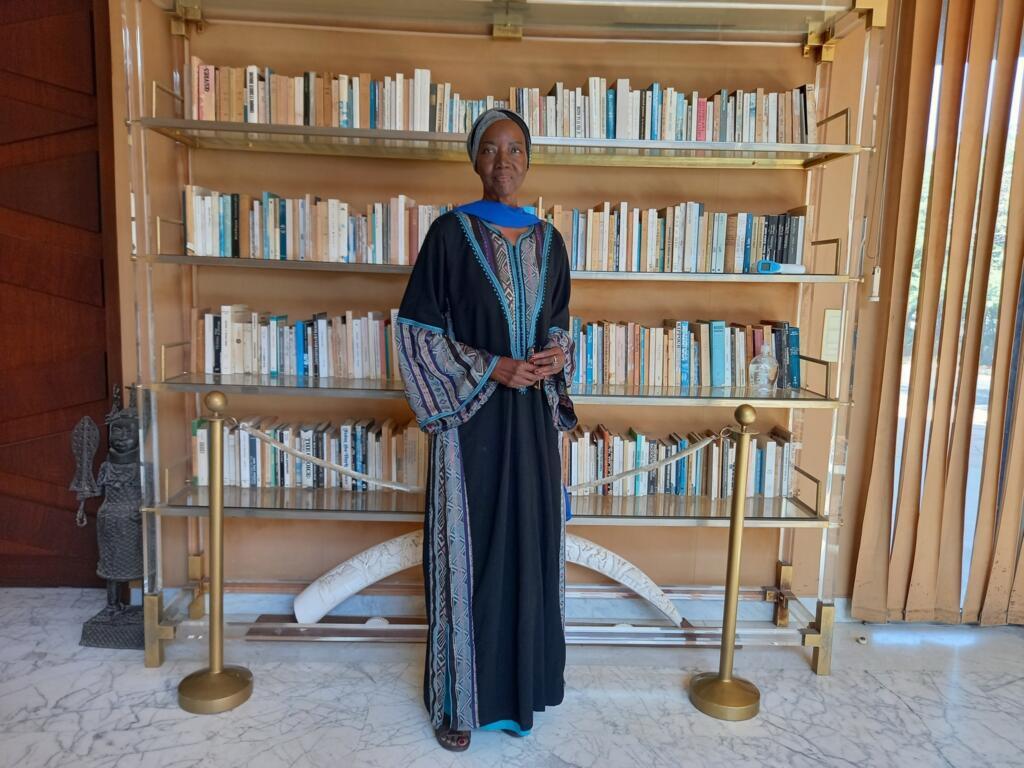 Mariam Ndoye, à maison Senghor où les 2000 livres qu'elle abrite ont été laissés comme Senghor laissés.