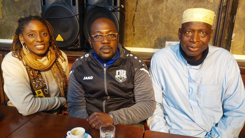 Diana Gandega ex-internationale malienne de basket, Mamadou Diakité fondateur de l'association Bamako Sous-Bois et M. Keita dans un café de Montreuil.