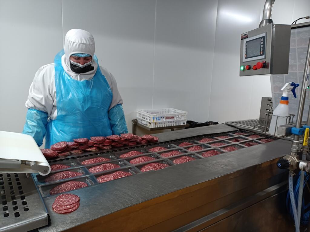 De la charcuterie halal mise en barquette, dans l'usine Isla Délice près de Bourg-en-Bresse.