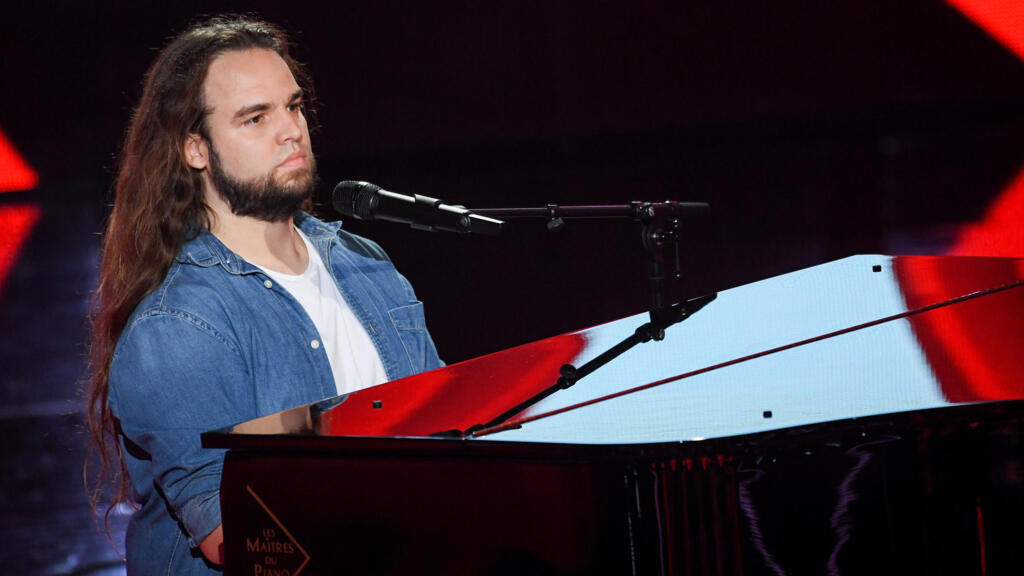 Luciano Cadô no palco do The Voice França. Ele interpretou a música Grace Kelly, de Mika, ao piano. Em 27 de fevereiro de 2021.