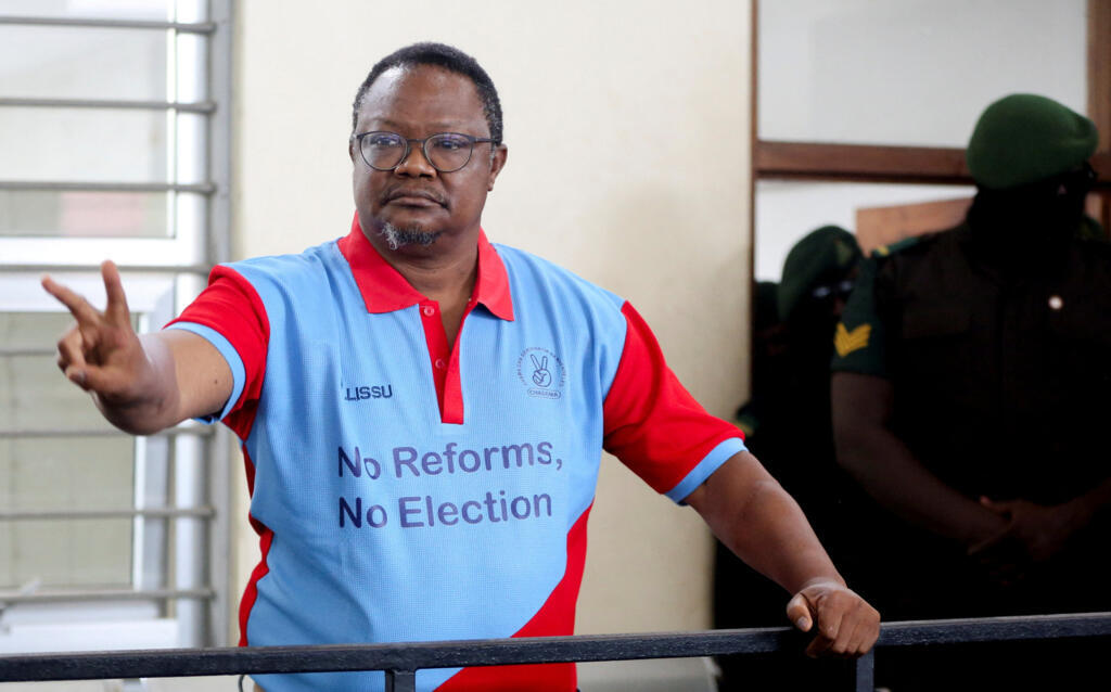 Mwenyekiti wa chama kikuu cha upinzani nchini Tanzania Tundu Lissu, wakati akiwa katika mahakama ya Kisutu jijini Dar es Salaam, Tanzania, Tarehe 2 Juni 2025.
