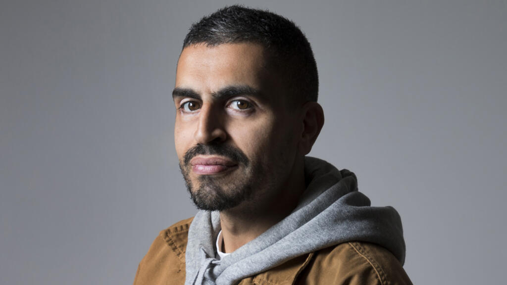 Ramsès Kéfi a été journaliste à Rue 89, Libération et la revue XXI. Quatre jours sans ma mère est son premier roman.