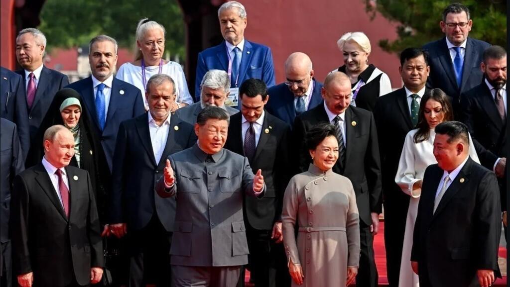 Adrian Năstase, alături de soția sa și de Viorica Dăncilă (pe rândul de sus) la o fotografie de grup în care apar (în prim plan) Vladimir Putin, Xi Jinping și dictatorul nord-coreean Kim Jon Un, în marja summitului ”Organizației de Cooperare Shanghai”, Beijing, China, 3 septembrie 2025