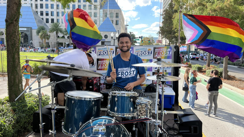 Maxwell Frost, le candidat démocrate de la Génération Z, derrière sa batterie, lors de la dernière Gay Pride à Orlando en octobre.