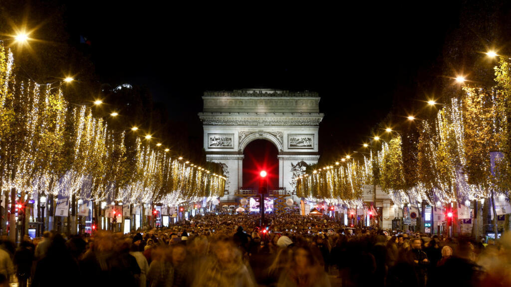 A expectativa é que cerca de 1,5 milhão de pessoas assistam à queima de fogos no Arco do Triunfo, em Paris.