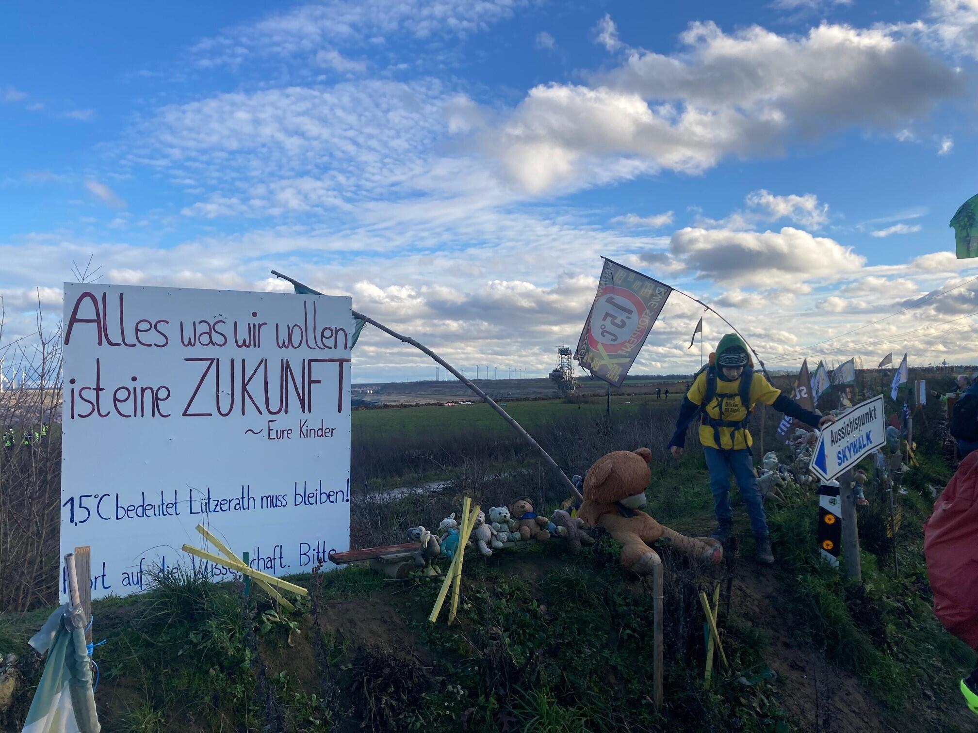 Lüzerath, janvier 2023. « Tout ce que nous voulons est un avenir ». Signé: « vos enfants ».