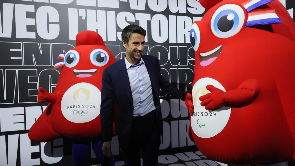 Tony Estanguet prend la pose avec les Phryges, mascotte des Jeux olympiques et paralympiques de Paris 2024.