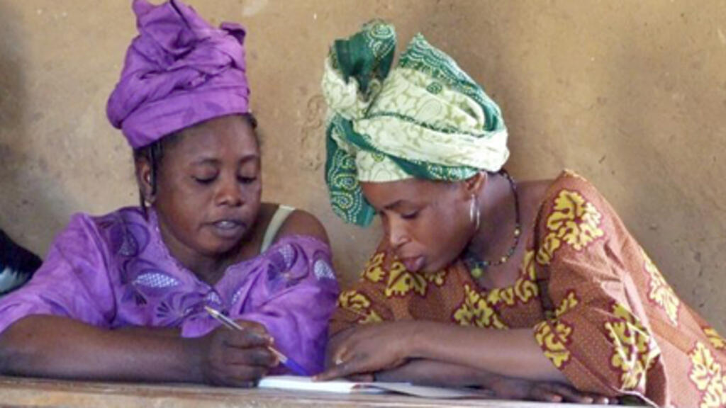 Deux elèves de la Maison familiale rurale de Fatoma lors d'un cours d'alphabétisation en peul. La grande majorité des élèves de la dernière promotion sont des femmes.