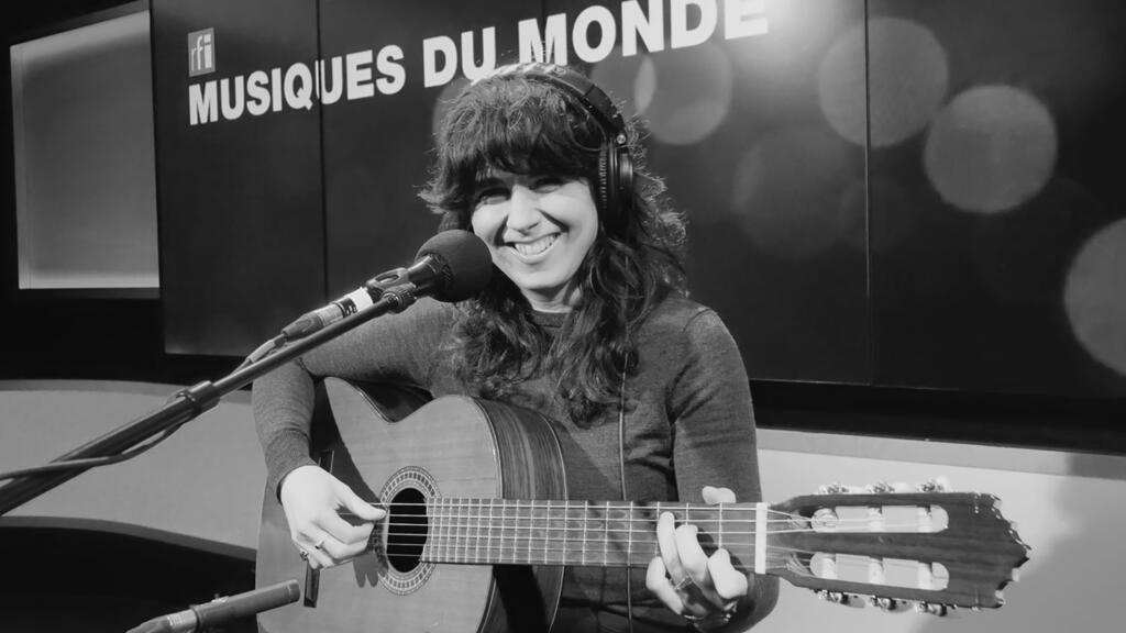 Laura Cahen à RFI.