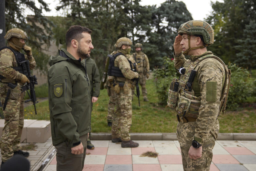Le président ukrainien Volodymyr Zelenskyy écoute le rapport du général Oleksandr Syrsky lors de sa visite à Izium, dans la région de Kharkiv, en Ukraine, le mercredi 14 septembre 2022.