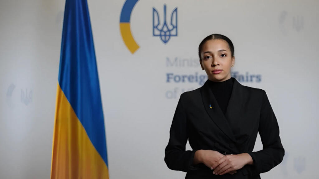 Dénommée Victoria Shi par ses créateurs, la porte-parole virtuelle du ministère ukrainien des Affaires étrangères est entièrement générée par intelligence artificielle