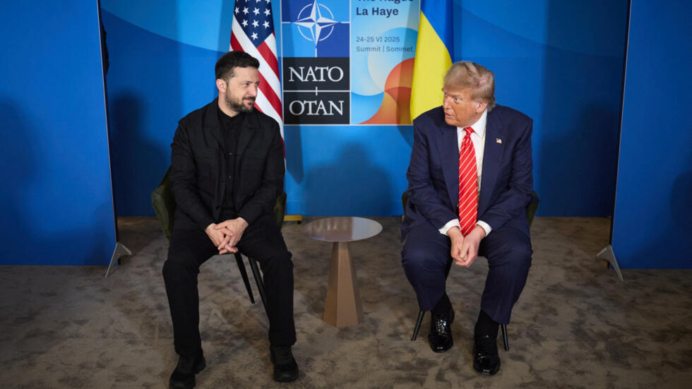 Tổng thống Mỹ Donald Trump (P) và đồng nhiệm Ukraina Volodymyr Zelensky trong cuộc họp riêng bên lề thượng đỉnh NATO tại La Haye, Hà Lan, ngày 25/06/2025.