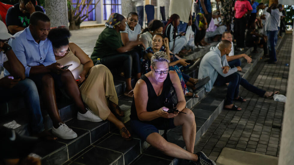 Wapiga kura wakiwa kwenye foleni mbele ya kituo cha kupigia kura wakati wa uchaguzi mkuu wa Namibia, mjini Windhoek, Novemba 27, 2024.