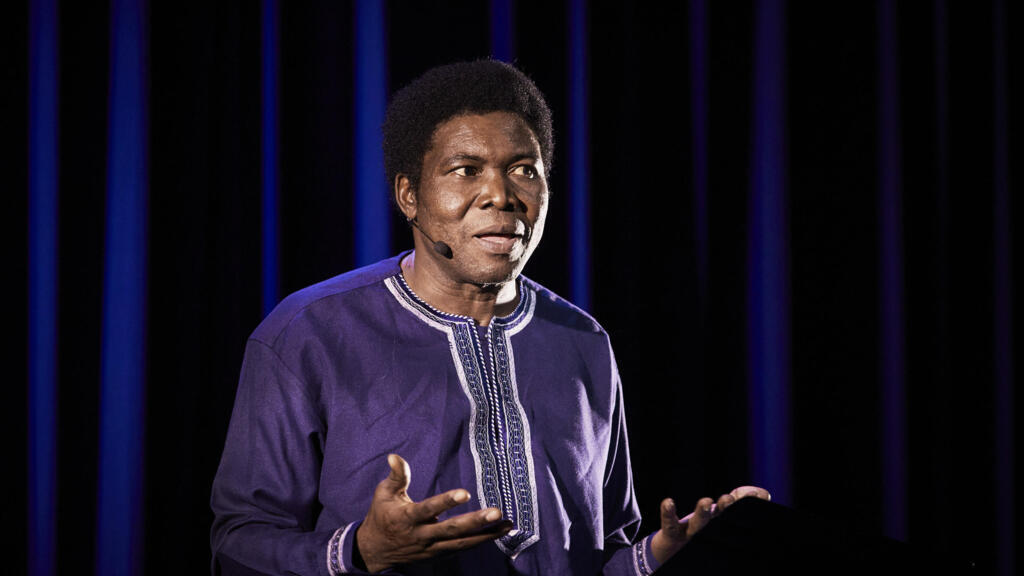 Étienne Minoungou lors d'une représentation de son spectacle spectacle «Traces - Discours aux nations africaines».