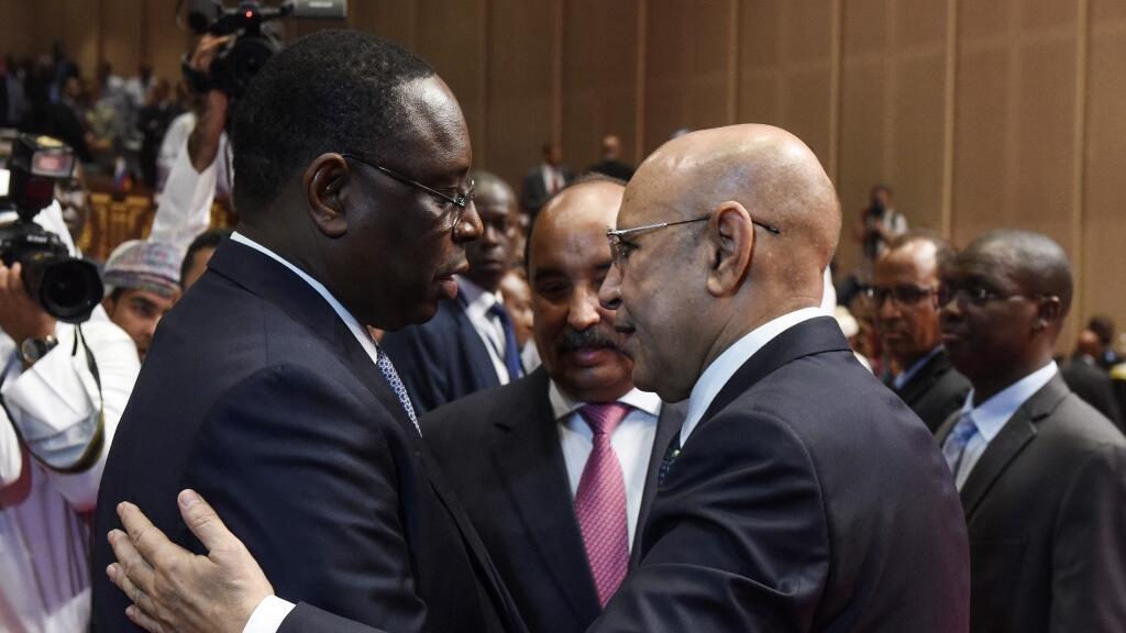 Le président sénégalais Macky Sall félicite le président nouvellement élu de la Mauritanie Mohamed Ould Cheikh El Ghazouani à Nouakchott, le 1er août, 2019.