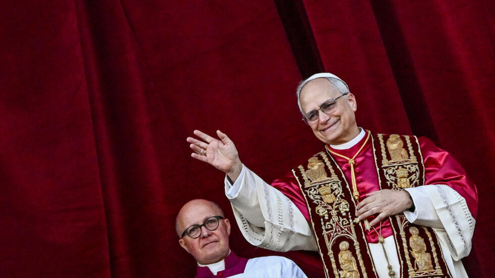 Le cardinal américain Robert F. Prevost, nouvellement élu pape Léon XIV, salue le balcon de la basilique Saint-Pierre au Vatican, le 8 mai 2025.