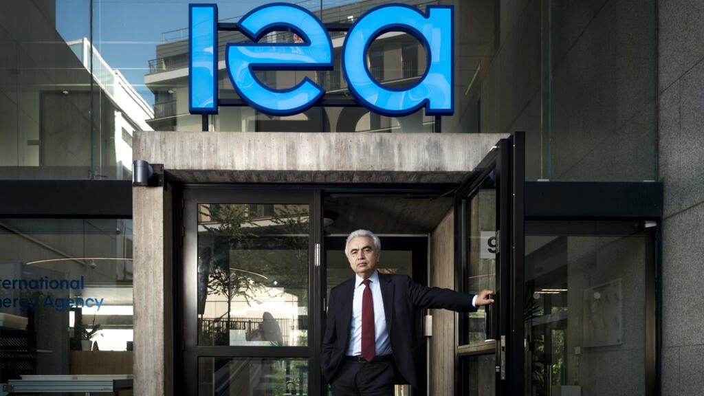 Fatih Birol, directeur exécutif de l’Agence internationale de l’énergie, prend la pose devant l'entrée du siège parisien de l'organisation internationale.