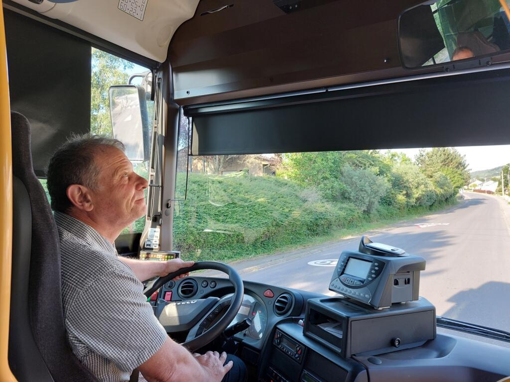 Pascal Jost au volant du car scolaire. Matin, midi et soir, il emmène ls enfants de son villages et ceux des alentours, dans les écoles et collèges du coin. Selon ses calculs il parcourt 300 km par jour.