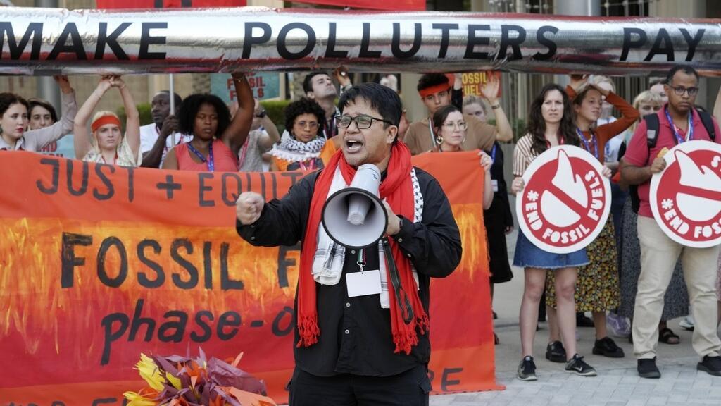 Ativistas protestam na COP28 para exigir o fim dos combustíveis fósseis. (05/12/2023)