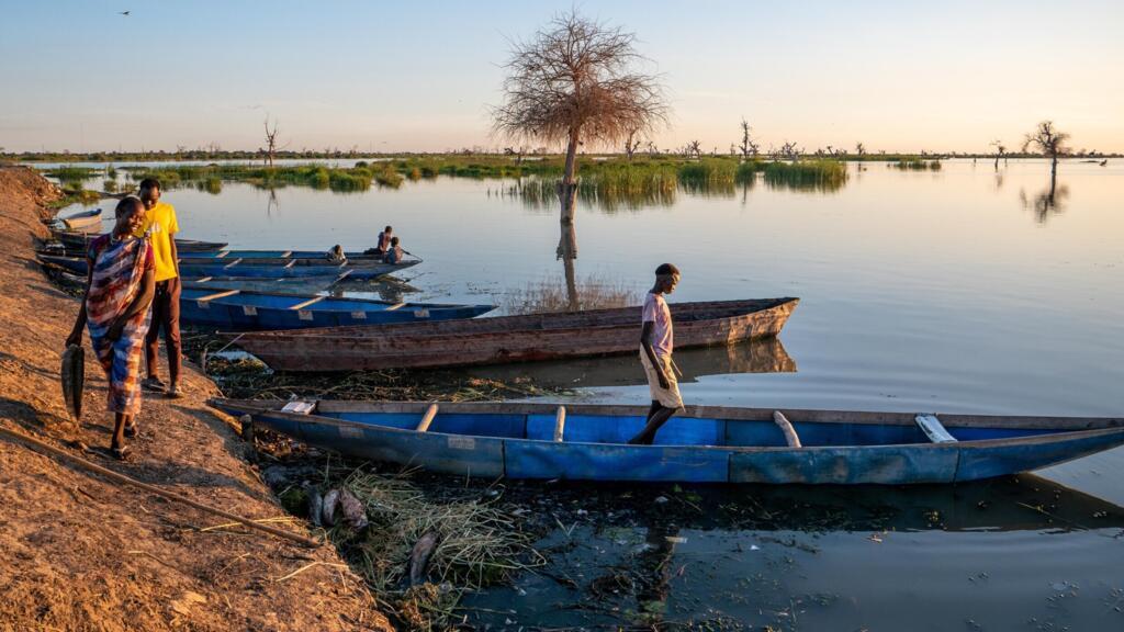 Le long de la digue à Bentiu, le soir tombant, le 31 octobre 2023.