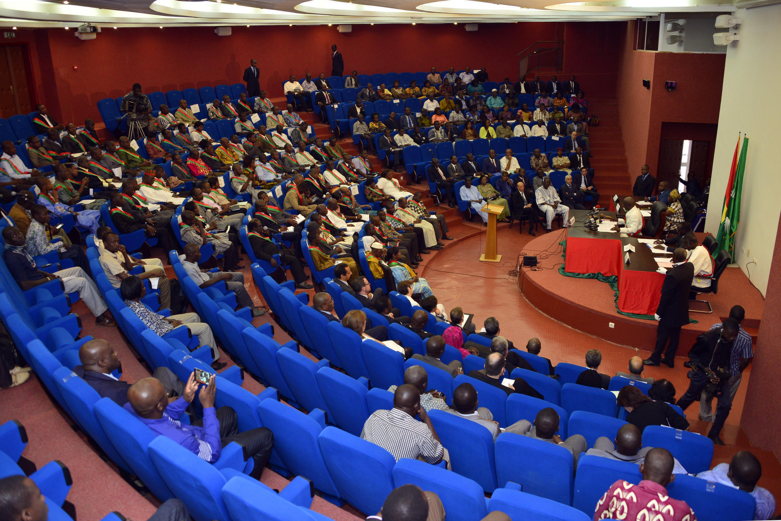 Combien De Mandats Présidentiels En France Burkina Faso: les députés limitent le nombre de mandats présidentiels