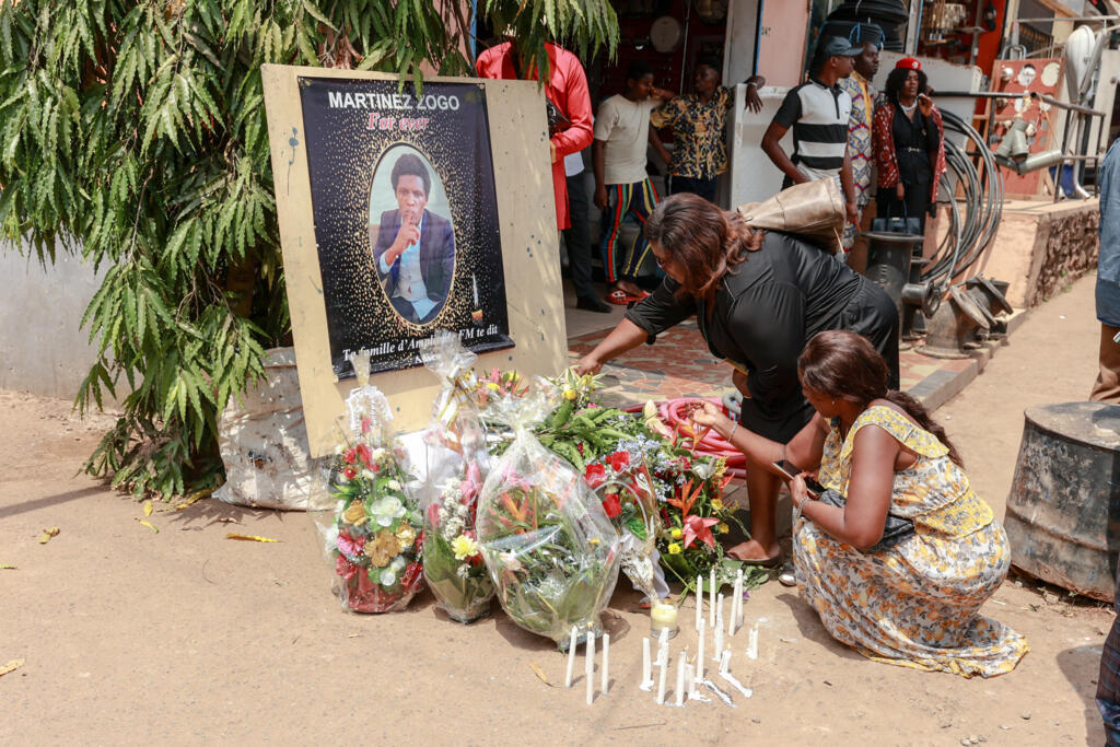 Un portrait du journaliste Martinez Zogo a été disposé pour lui rendre hommage, dans la cour de la Radio Amplitude FM, à Yaoundé, après son assassinat, le 23 janvier 2023. (Image d'illustration)
