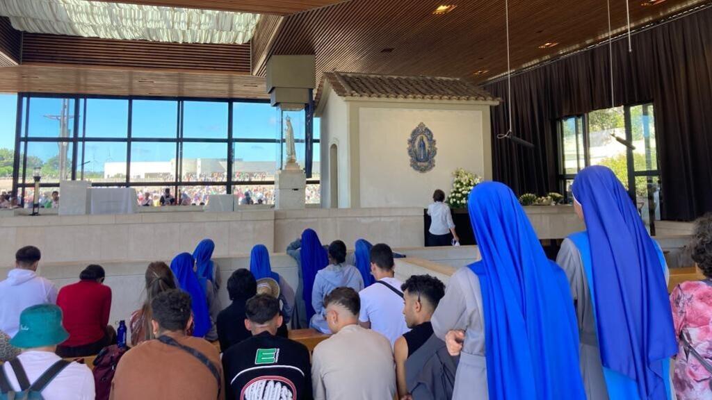 Le sanctuaire de Notre-Dame de Fatima, où a été érigée une petite chapelle, est le lieu où en 1917 trois petits bergers, Jacinthe, François et Lucie, auraient été témoins d’apparitions de la Vierge.