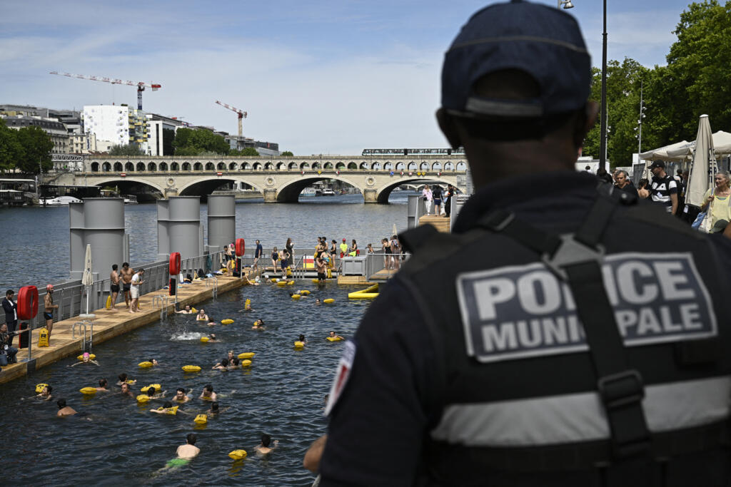 O banho de rio no Sena está liberado até o dia 31 de agosto e sob supervisão.