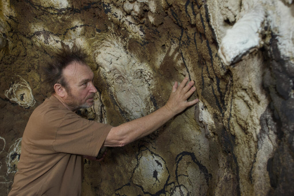 L'artiste peintre espagnol Miquel Barceló pose à l'intérieur de sa sculpture en céramique intitulée « La Grotte Chaumont » au château de Chaumont, dans le centre de la France, le 29 février 2024.