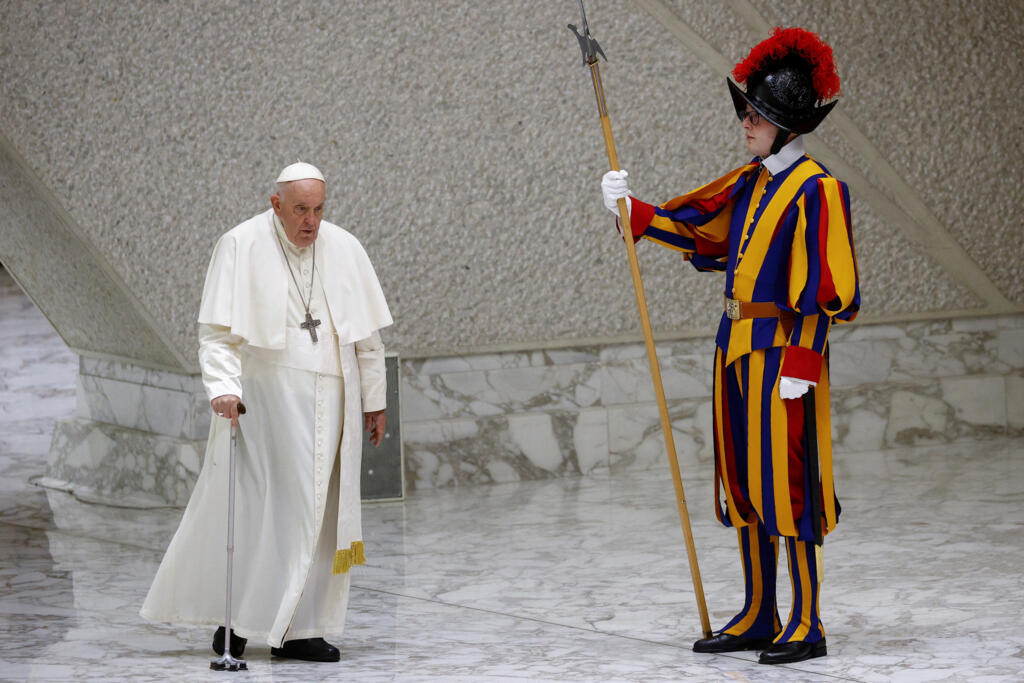 Uma das missões da Guarda Suíça Pontifícia é proteger o papa.