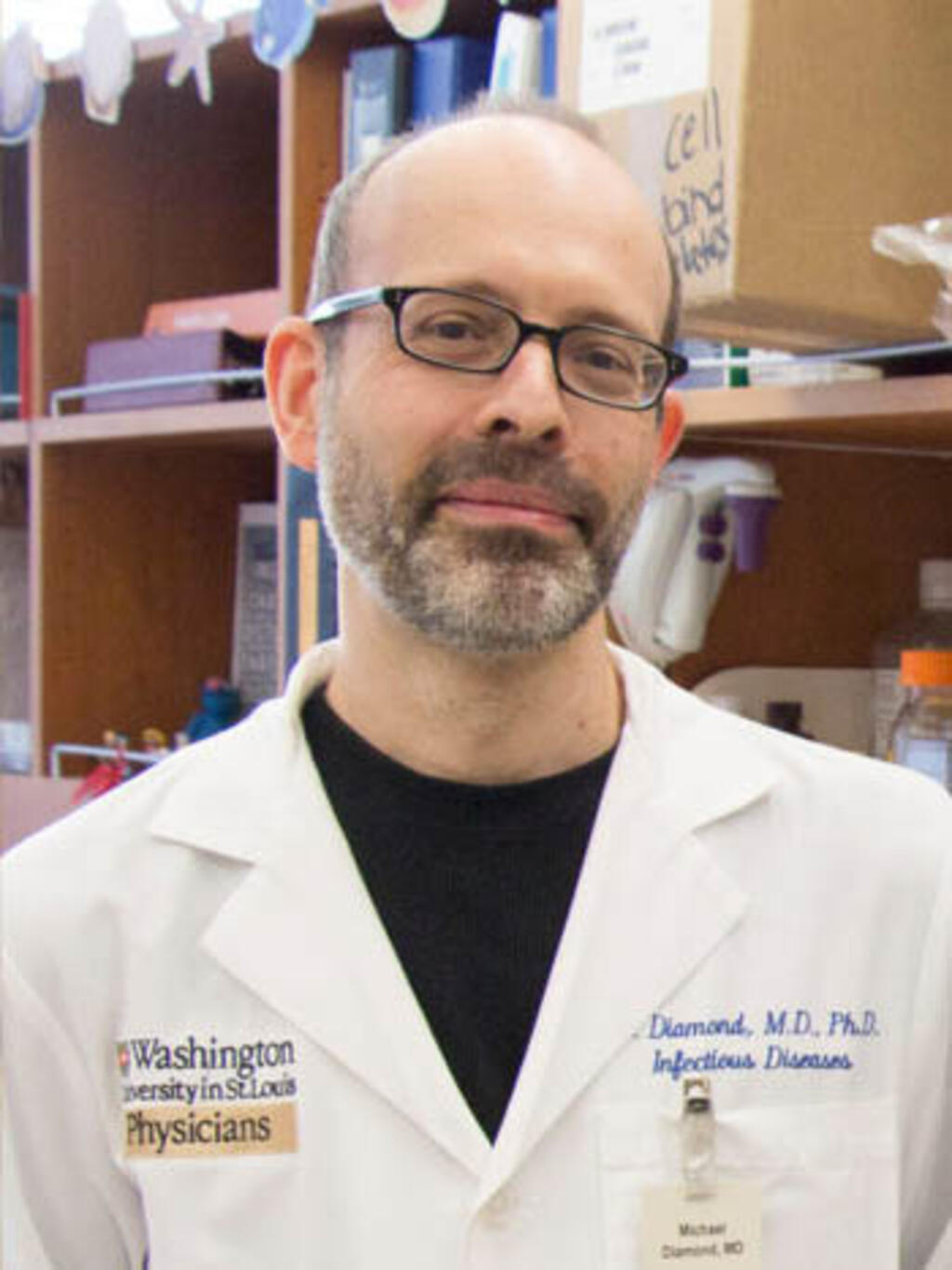 O virologista Michael Diamond, da Universidade de Washington, diz que a ômicron, mesmo se de fato provocar uma doença mais leve, continua sendo uma variante perigosa.