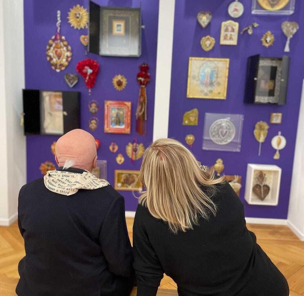 Casal observa peças criadas pela artista no andar dedicado à obra de Christina Oiticica.