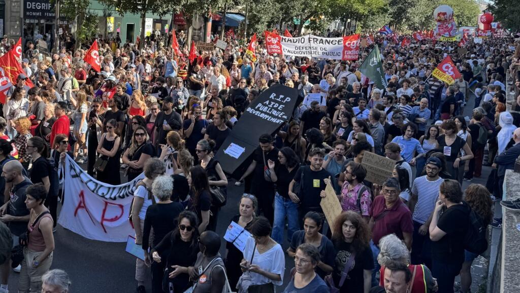 Des manifestants lors de la journée de grève du 18 septembre 2025 à Paris.