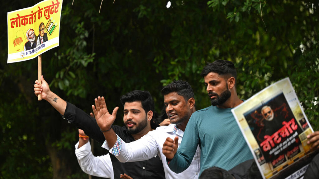 Les membres du Congrès de la jeunesse indienne (IYC) scandent des slogans et brandissent des affiches condamnant le Premier ministre indien Narendra Modi et la révision spéciale intensive (SIR) des listes électorales avant les élections régionales dans l'État du Bihar, lors d'une manifestation à New Delhi le 28 juillet 2025.