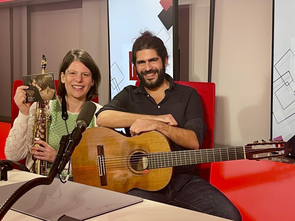 A saxofonista italiana Giulia Tamanini e o violonista brasileiro José Ferreira, do Duo in Uno. Em Paris, em 6 de outubro de 2025.