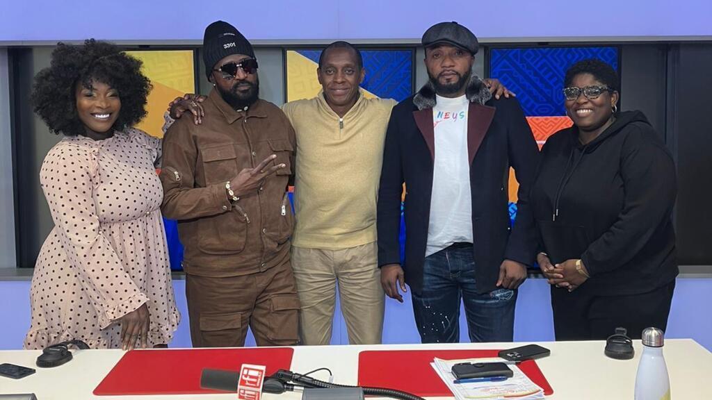 Warra Gomis, Werrason, Claudy Siar, Trésor Lumière et Yasmine Bakoyoko (de gauche à droite) dans les studios de RFI.