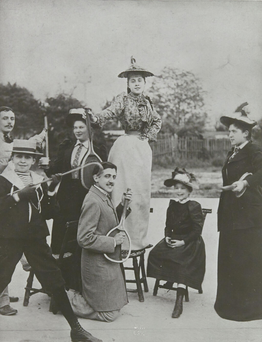 Ao centro, o escritor francês Marcel Proust em Paris.
