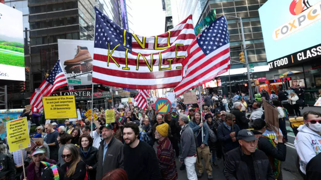 数百万美国民众参加“无王者”抗议活动 反对特朗普独裁倾向