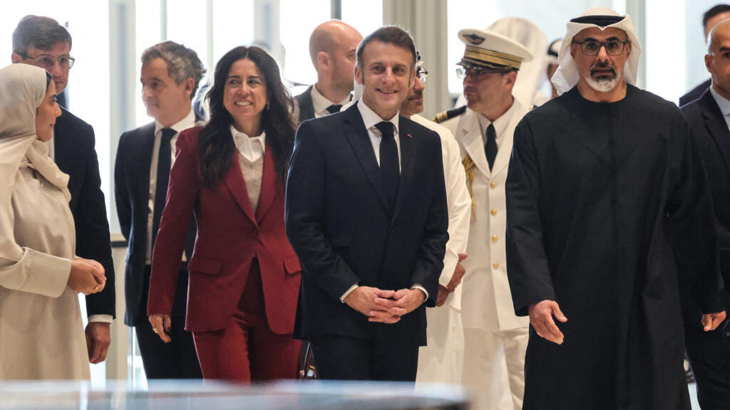 Le président français Emmanuel Macron visite les Émirats arabes unis en pleine polémique sur les vente d’armes