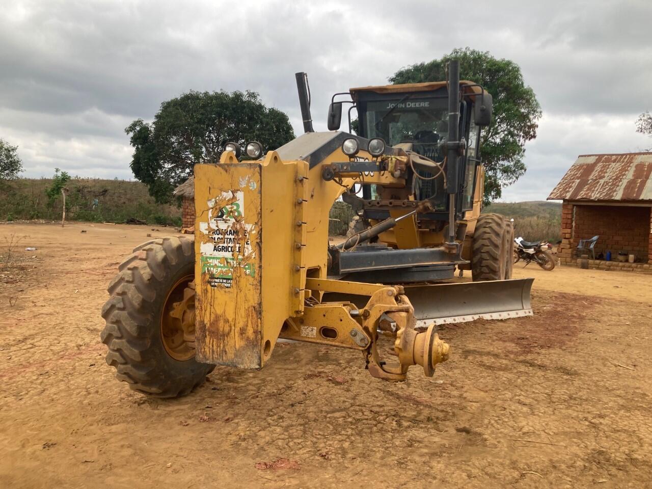 Des tracteurs de marque John Deere ont été achetés pour 16 625 dollars puis vendus au Congo pour 51 265 dollars.