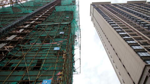 En Chine, le secteur-clé de l'immobilier est désormais sous pression, avec des prix en chute qui dissuadent les Chinois d'investir dans la pierre.