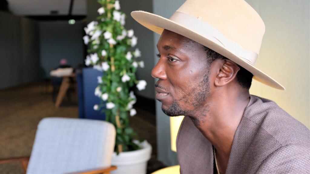 Le cinéaste, rappeur et artiste Baloji en un mot, un geste et un silence.