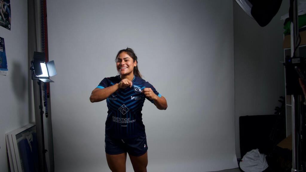 A jogadora de rugby Taís Prioste com a camisa do Montpellier.