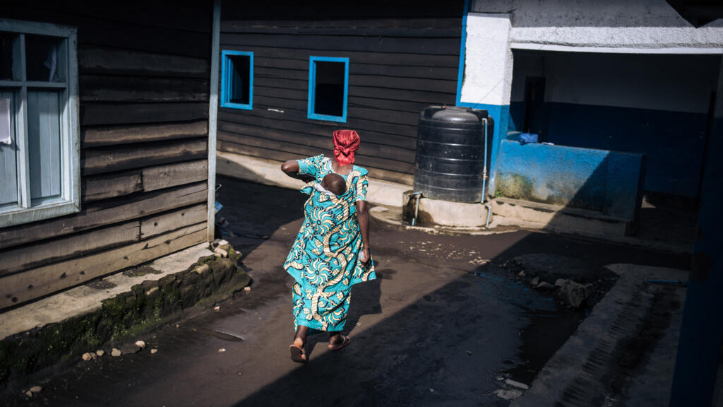 Une déplacée quitte un centre de santé tenu par Médecins sans frontières dans le Masisi, au Nord-Kivu, le 28 mars 2022.
