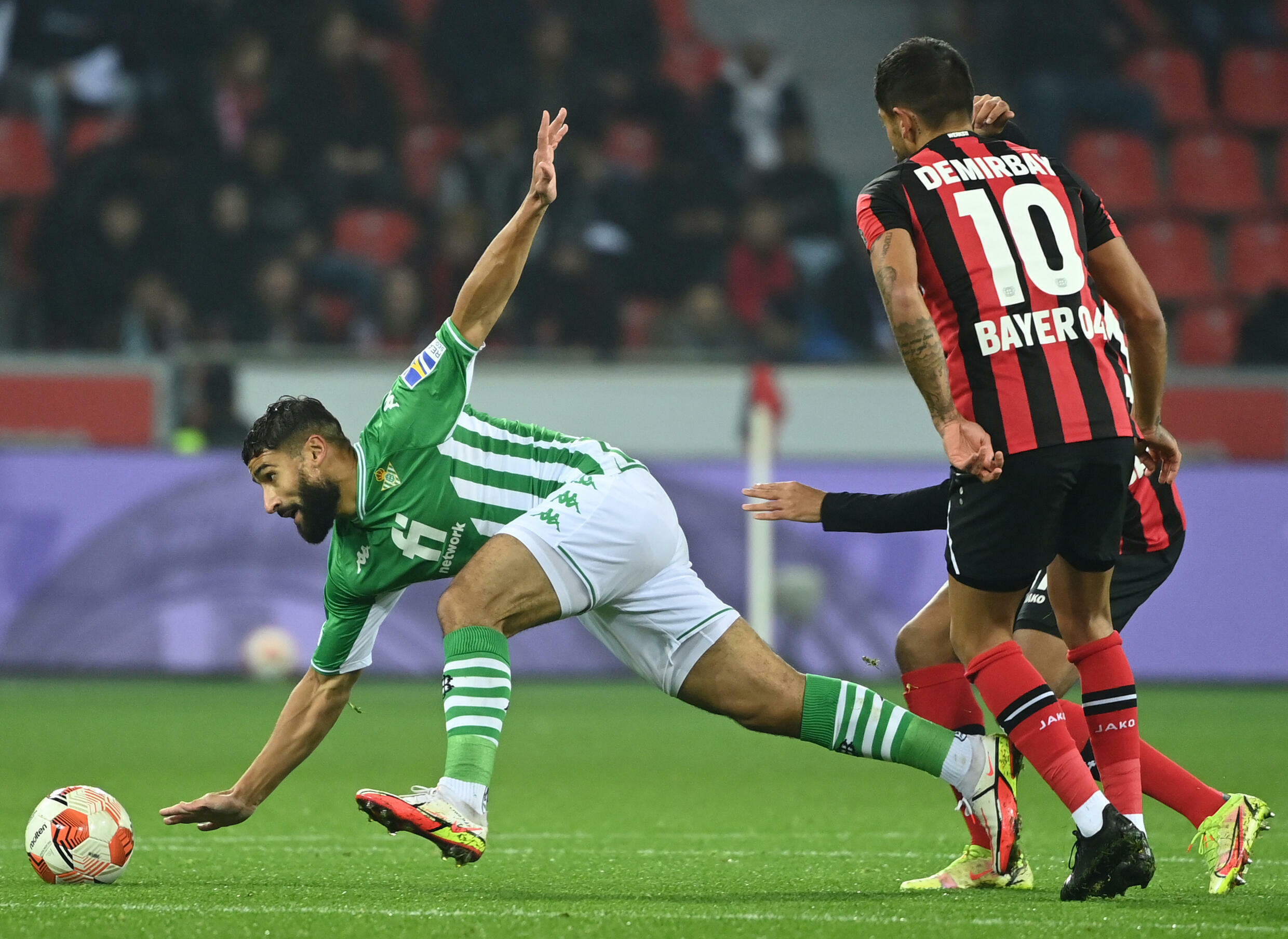 Francuski pomocnik Realu Betis Nabil Fekir i niemiecki pomocnik Leverkusen Karim Demirbay rywalizują o piłkę podczas meczu Ligi Europejskiej Grupy G pomiędzy Leverkusen i Betis w Leverkusen w Niemczech 4 listopada 2021 r.