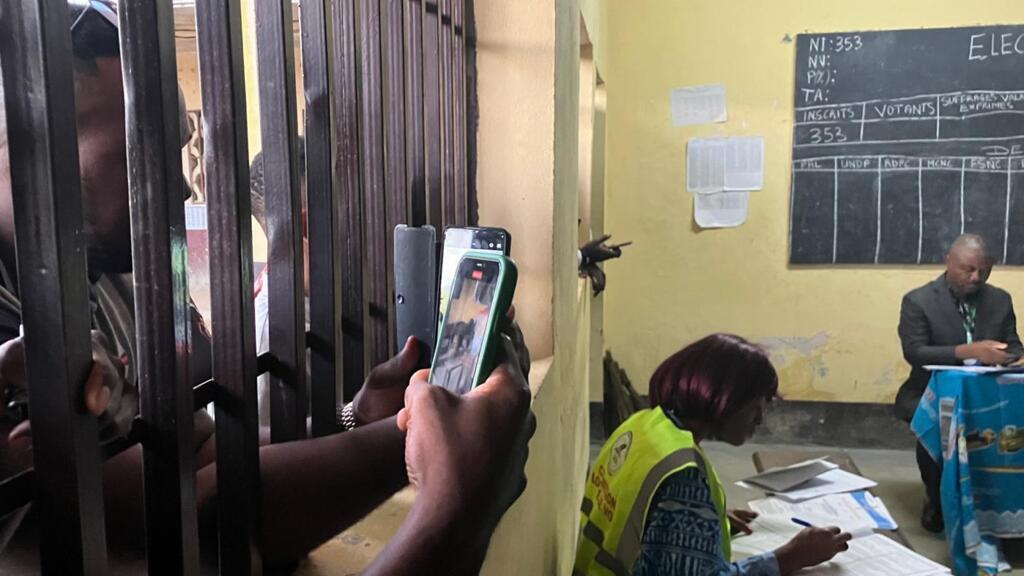 Présidentielle au Cameroun: bureaux de vote fermés et opérations de dépouillement entamées