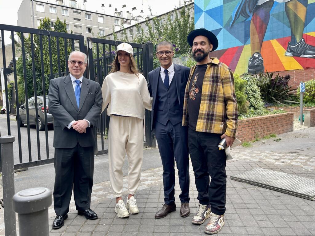 O embaixador do Brasil na França, Ricardo Neiva Tavares (e), a esgrimista brasileira Nathalie Moellhausen, o prefeito de Saint-Ouen-sur-Seine, Karim Bouamrane, e o artista Kobra (d).