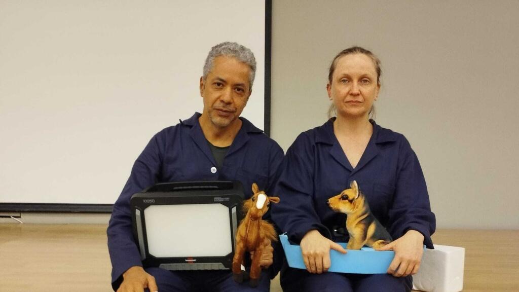 Em Paris, os pesquisadores gaúchos Pedro Isaias e Marta Haas recordaram as consequências dramáticas das enchentes no Rio Grande do Sul por meio de uma performance artística.