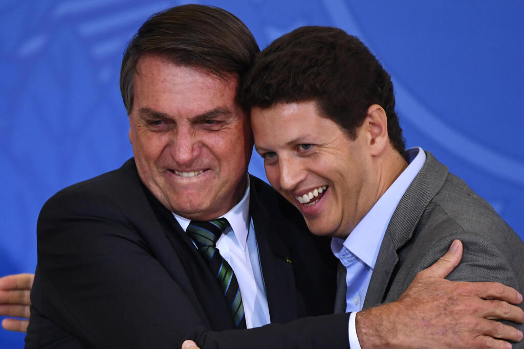 Fala de ex-ministro Ricardo Salles (dir.) sobre "passar a boiada" das desregulamentações ambientais em plena pandemia consolidou política "antiambiental" do presidente Jair Bolsonaro.